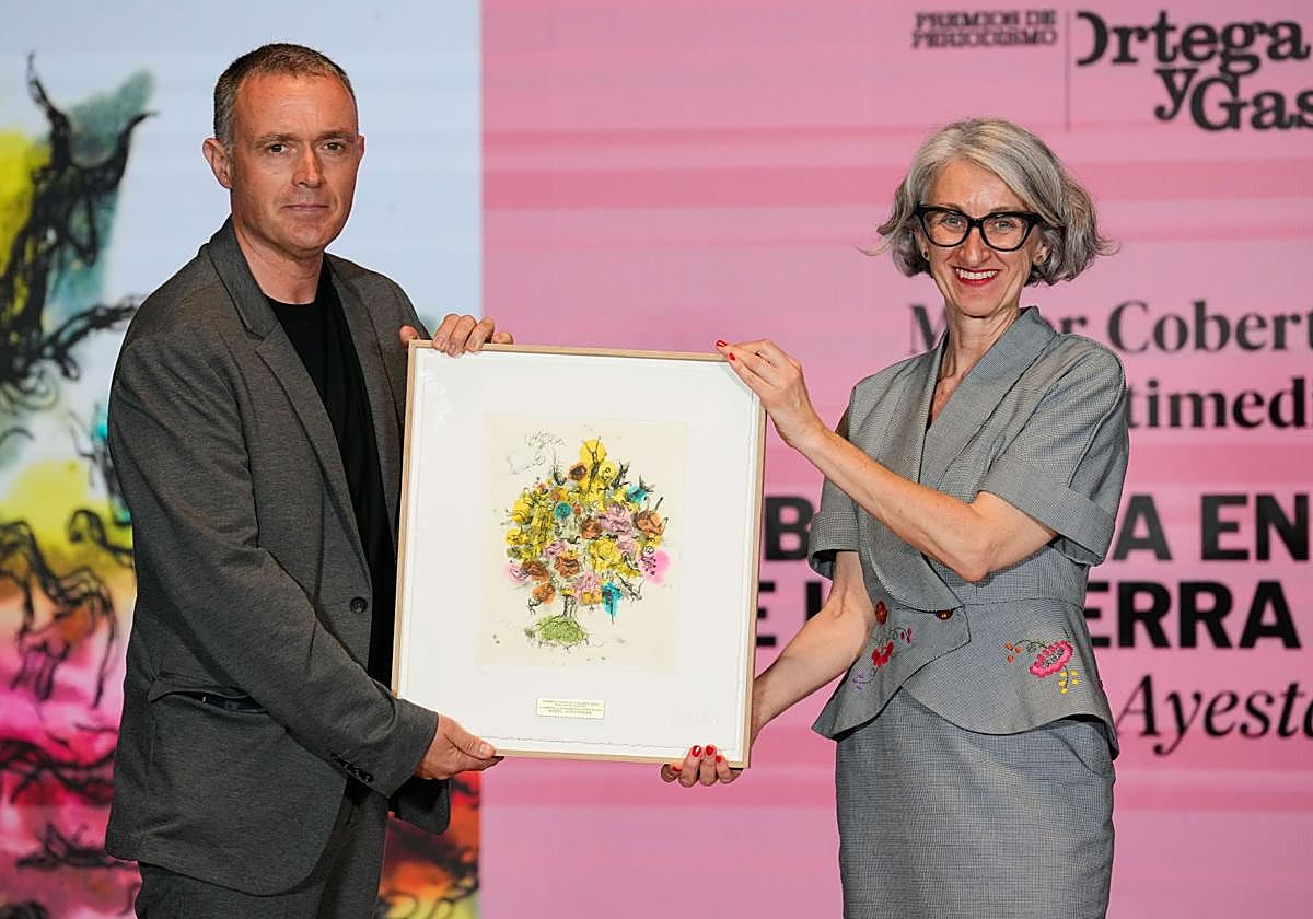 La defensora del lector, Soledad Alcaide (d), entrega el premio a Mejor Cobertura Multimedia a Mikel Ayestaran