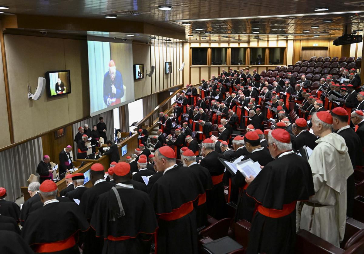 Congregación de cardenales en El Vaticano.