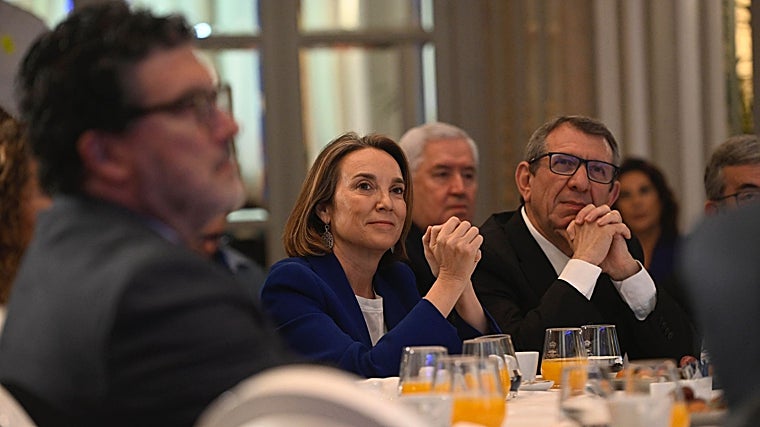 La secretaria general del PP, Cuca Gamarra, junto a José Luis Restán y el director de ABC, Julián  Quirós