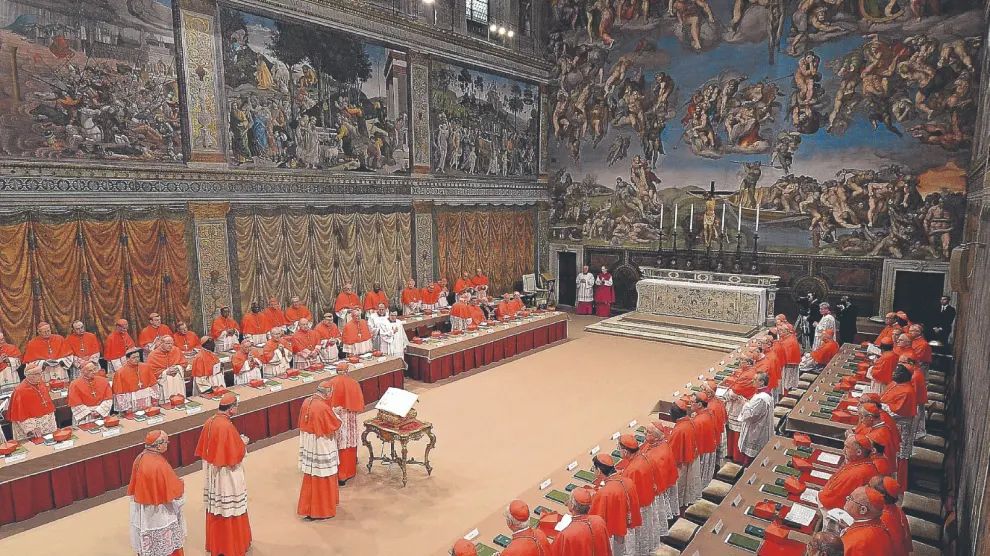 Los cardenales con derecho a voto se encerrarán bajo los frescos de Miguel Ángel en la Capilla Sixtina para elegir al nuevo Papa