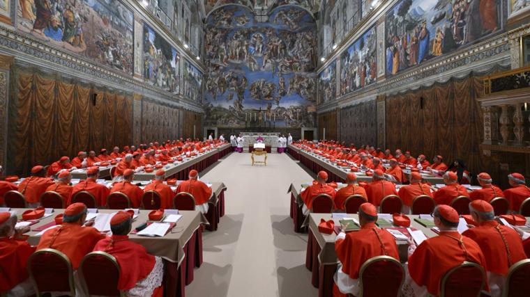 El retraso en la fumata negra dispara la tensión en el Vaticano