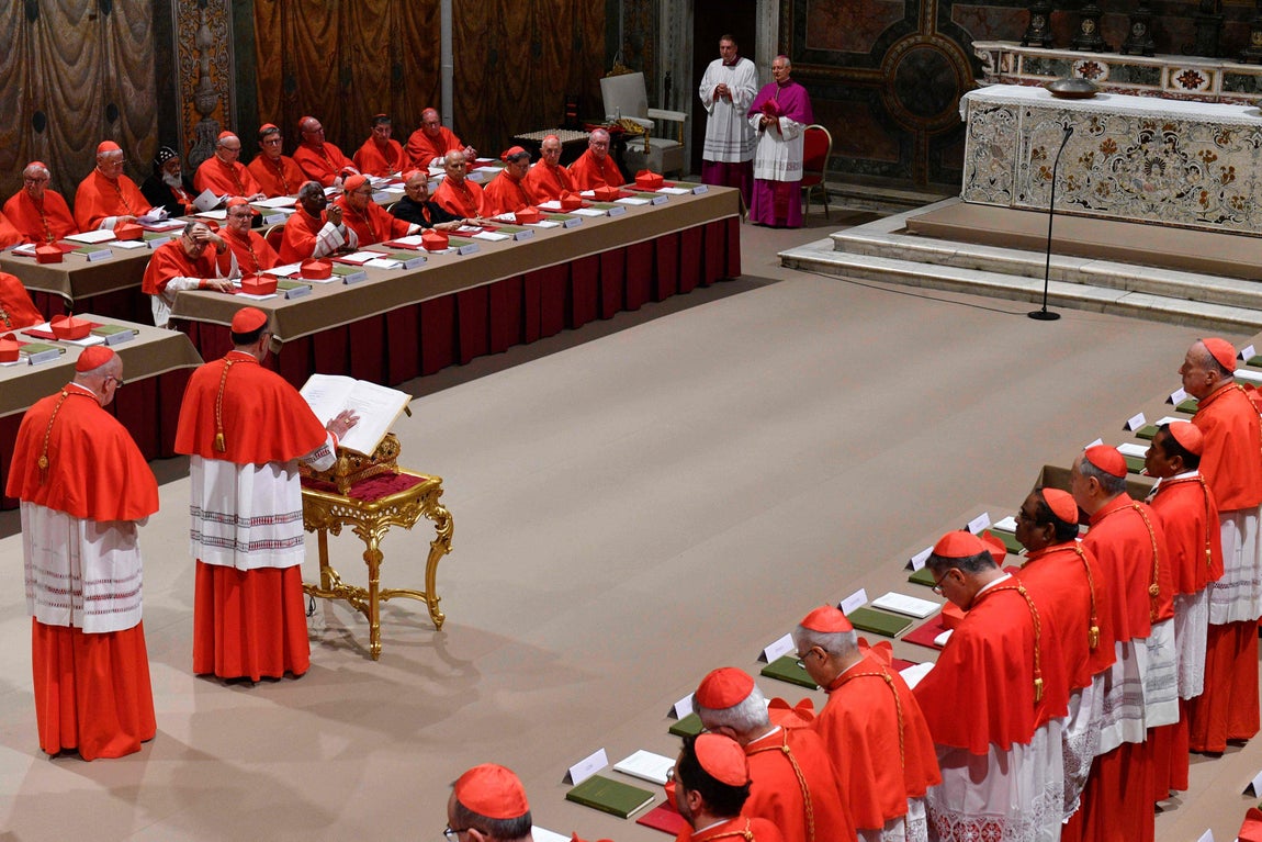 Los purpurados juran sobre los Evangelios antes de comenzar el cónclave