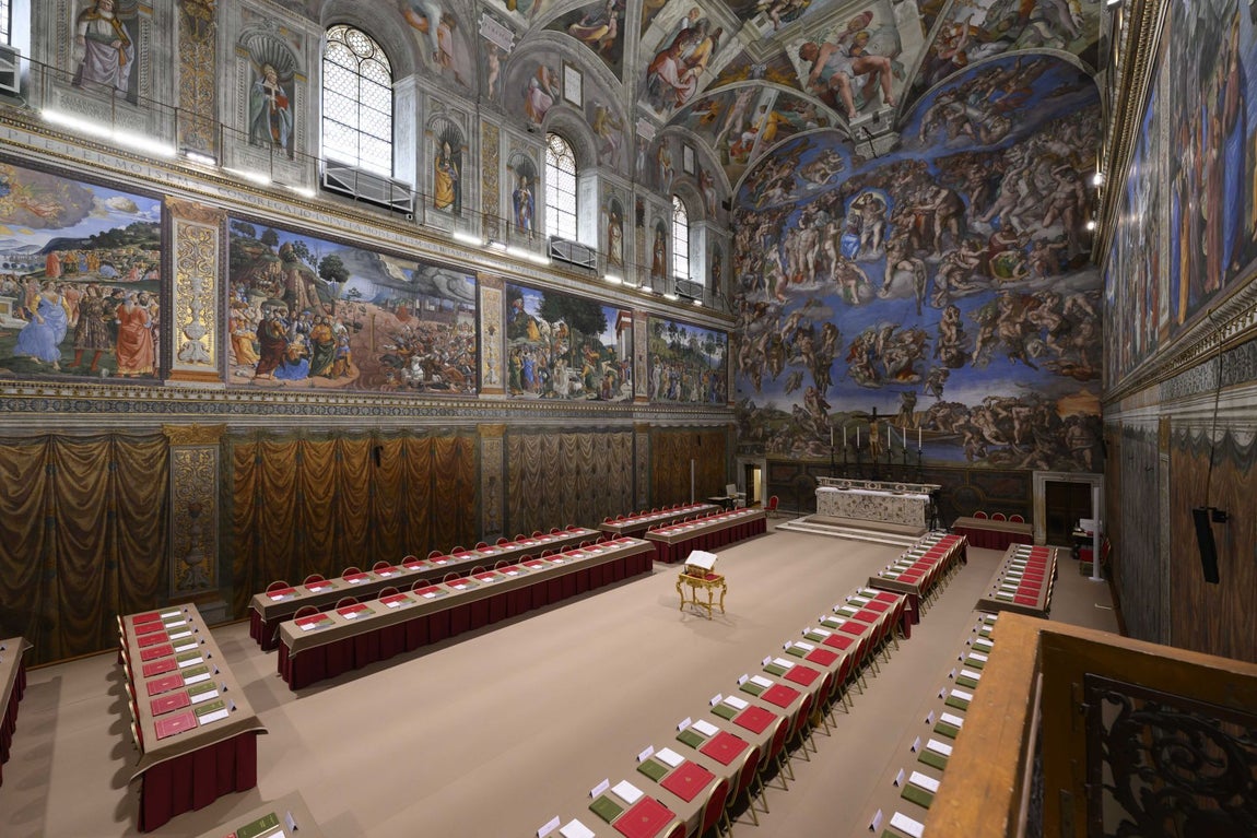 Vista del interior de la Capilla Sixtina antes de que se encierren en ella los cardenales para la celebración del cónclave que elegirá un nuevo Papa.