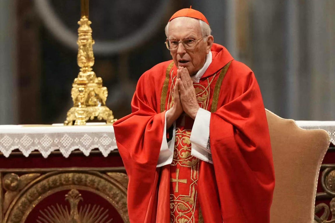 El cardenal Giovanni Battista Re dirige una misa para la elección del Pontífice, antes del inicio del cónclave.