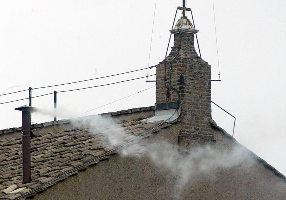 Humo blanco saliendo por la chimenea del tejado de la Capilla Sixtina del Vaticano, en abril de 2013, cuando los cardenales reunidos en el cónclave eligieron al Papa Francisco
