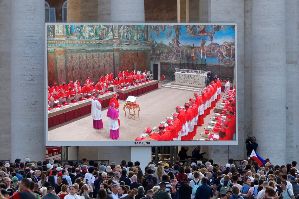 El Vaticano dispone varias pantallas gigantes en la plaza de San Pedro para que los asistentes puedan seguir la señal en directo del juramento