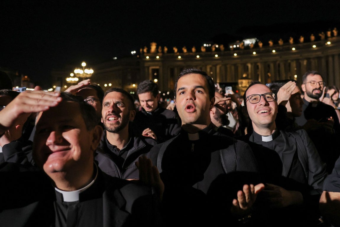 Religiosos se muestran sorprendidos desde la Plaza de San Pedro.
