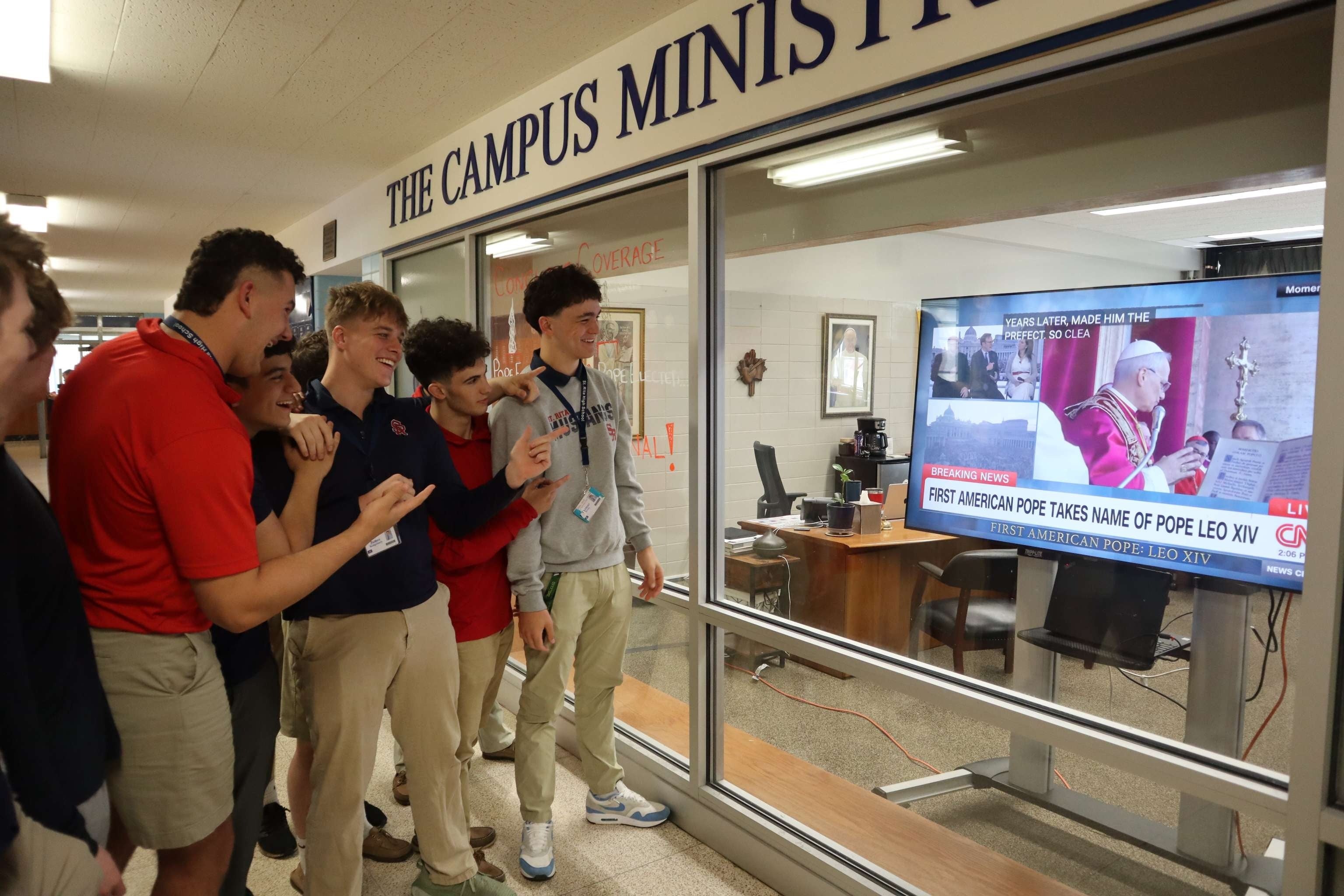 Alumnos del instituto católico Santa Rita de Chicago celebran la elección de uno de sus alumnos honoríficos como Papa