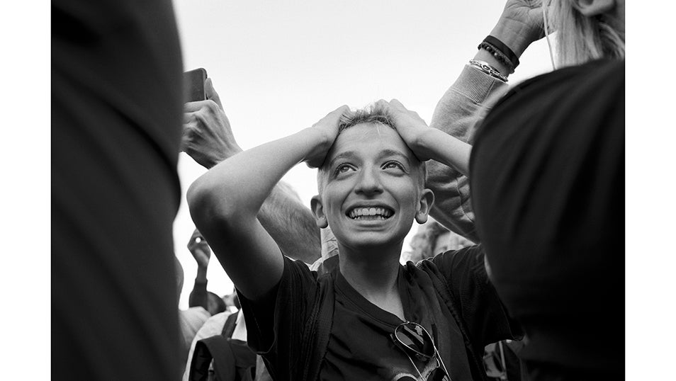 Un niño no puede con la emoción de haber presenciado en directo la elección de un nuevo Papa