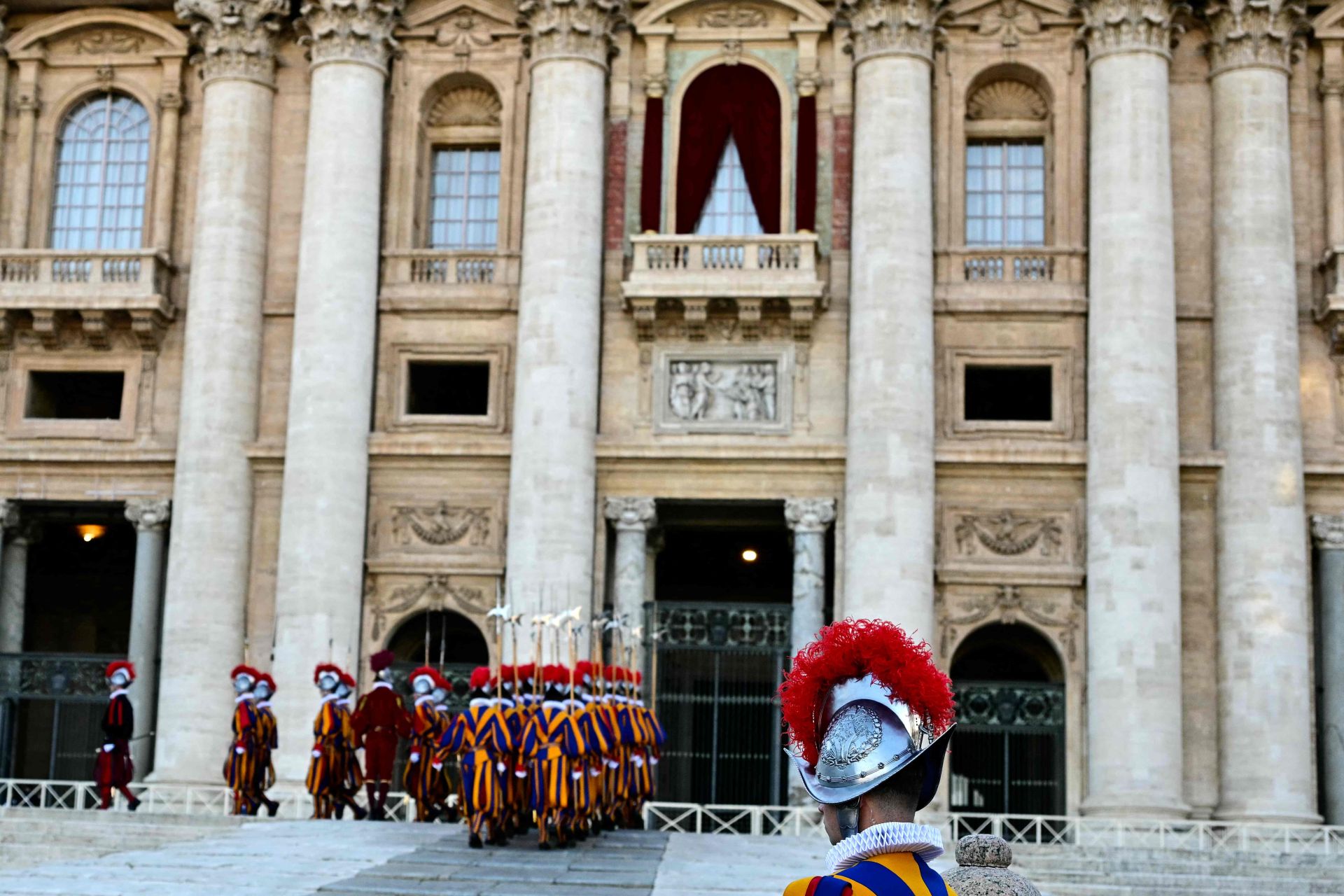 Vista del balcón desde donde saludará a la Plaza de San Pedro el nuevo Papa.