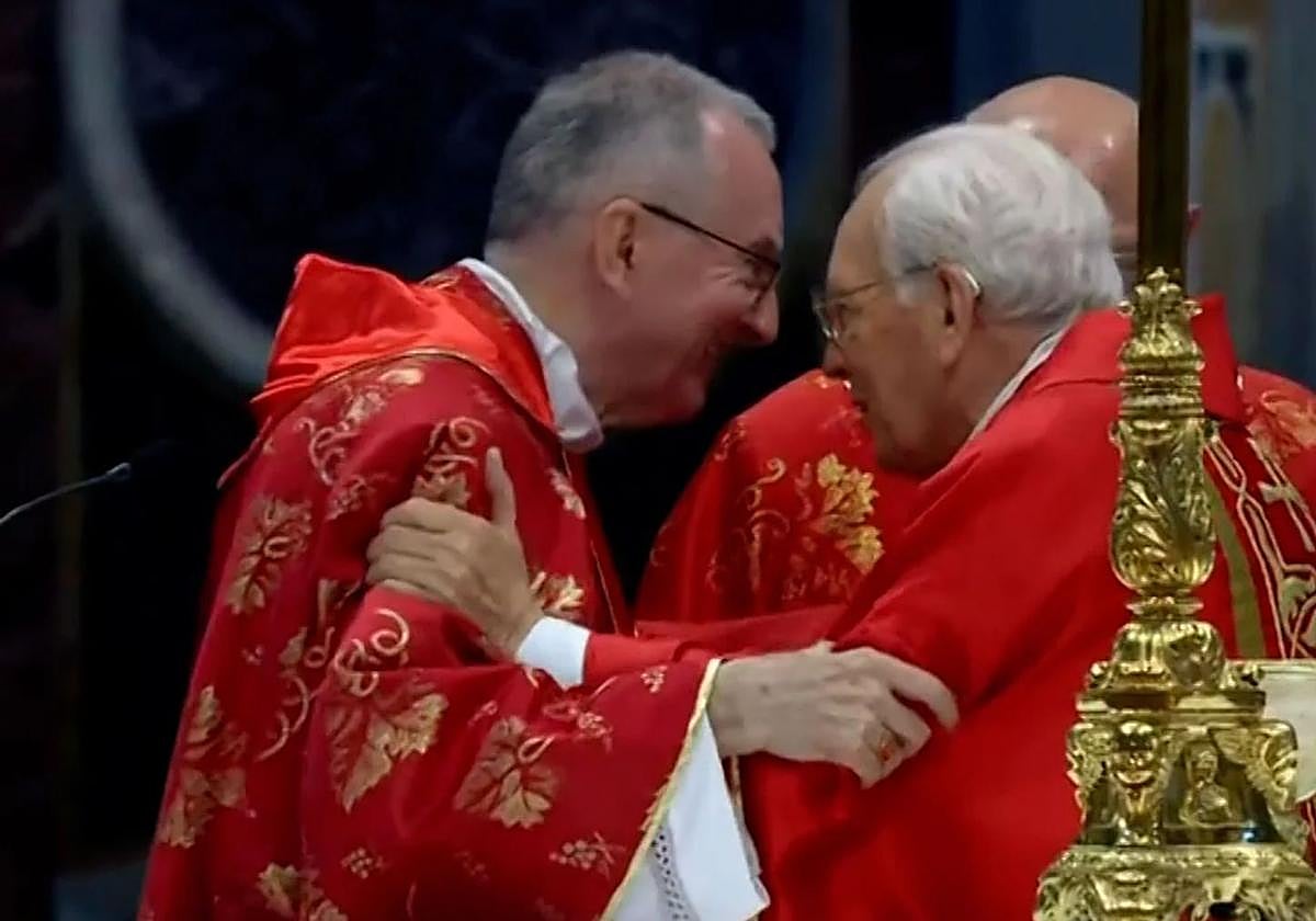 El cardenal Re felicita a Parolin en la misa previa al cónclave