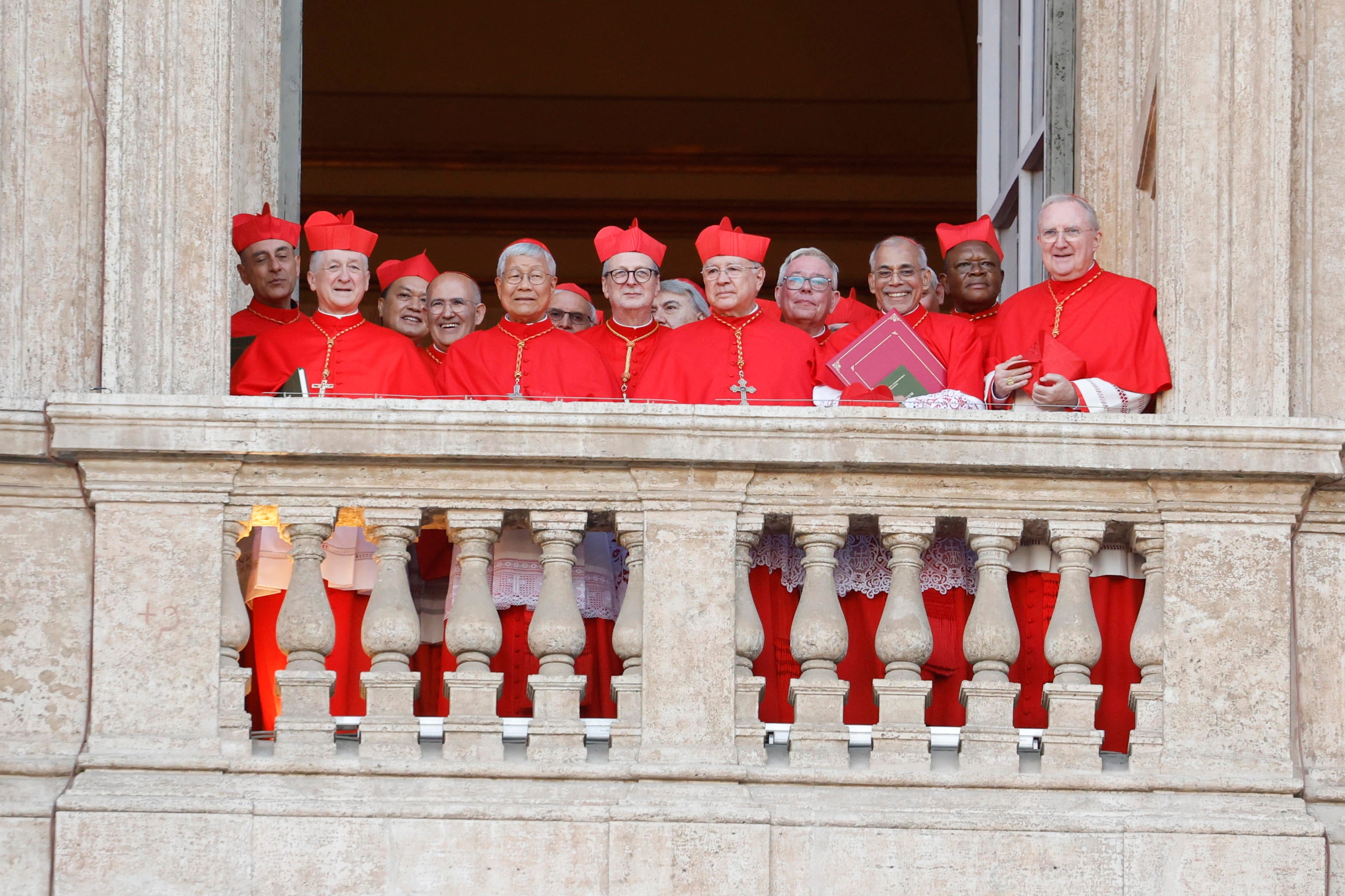 Cardenales asomados al balcón escuchan el primer discurso de León XIV