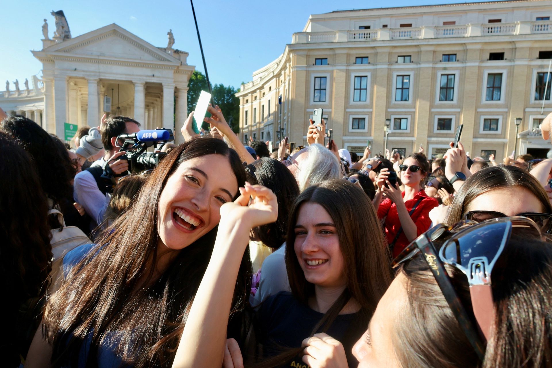 Dos jóvenes que habían acudido a la Plaza de San Pedro celebran la llegada del nuevo Papa