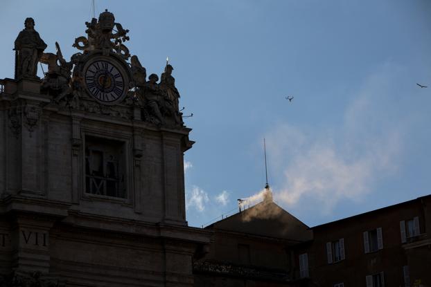 Fotogalería | La chimenea de la Basílica de San Pedro anuncia con humo blanco la elección de un nuevo Papa