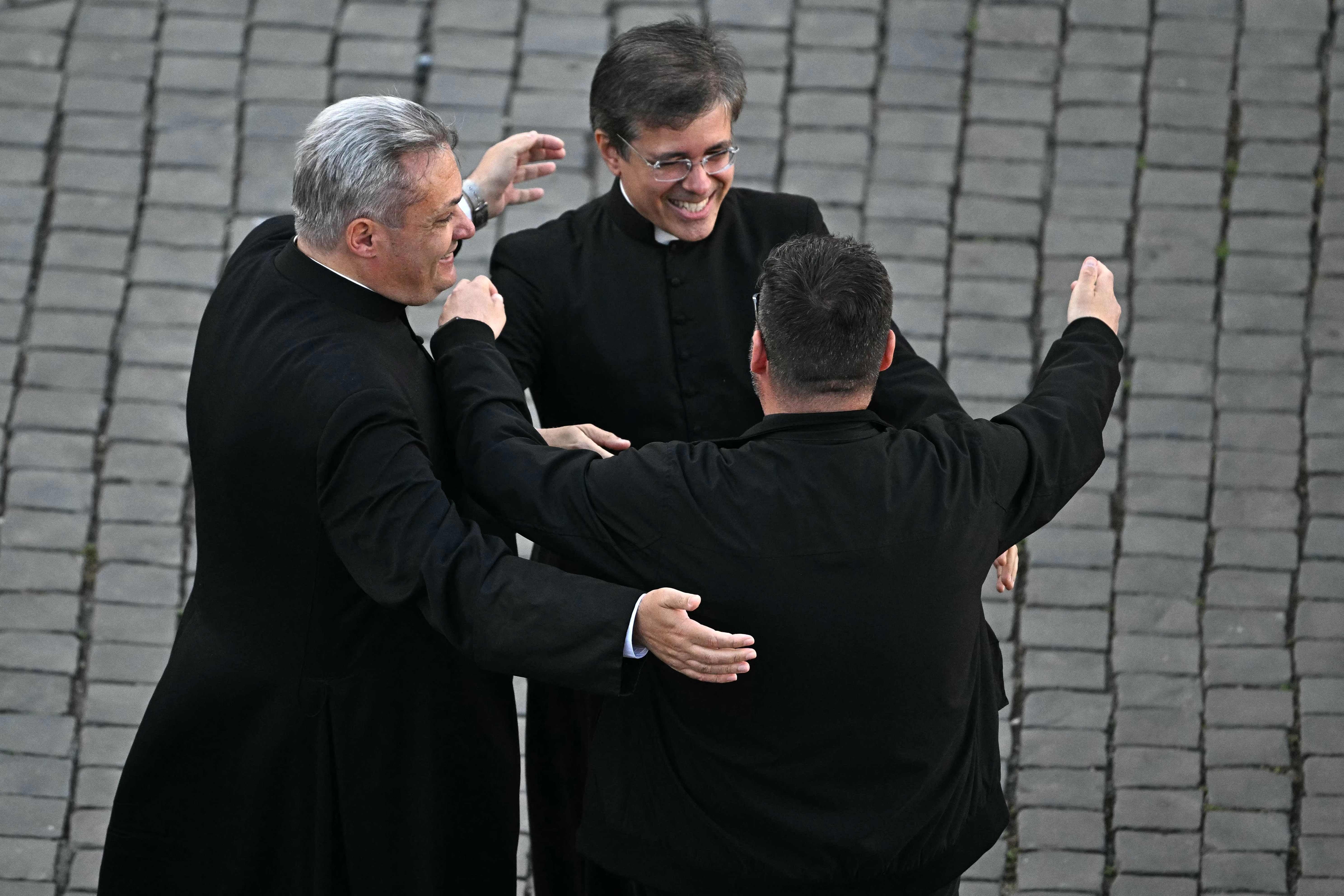 Un grupo de curas se abraza en la Plaza de San Pedro cuando se ha conocido que ya hay un nuevo Papa.