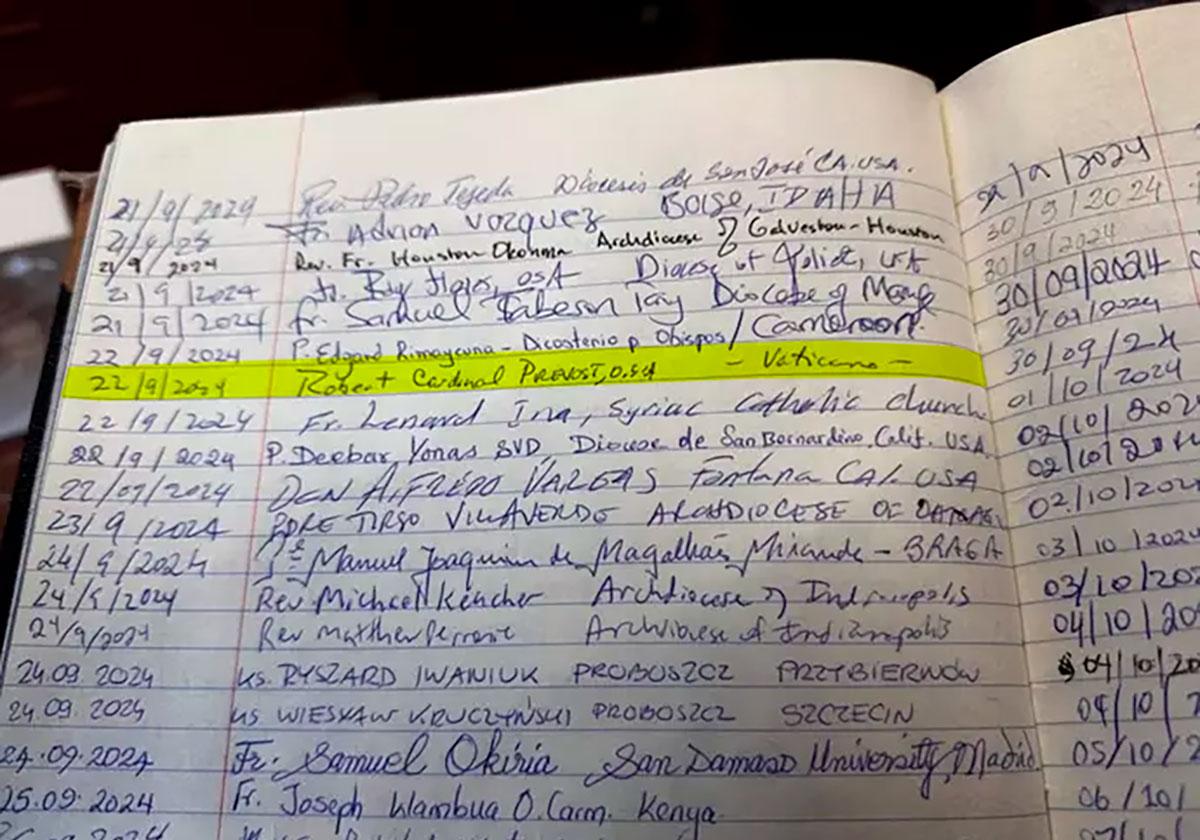 Fotografía del libro de firmas de la casa natal de Santa Teresa, donde firmó Robert Prevost.