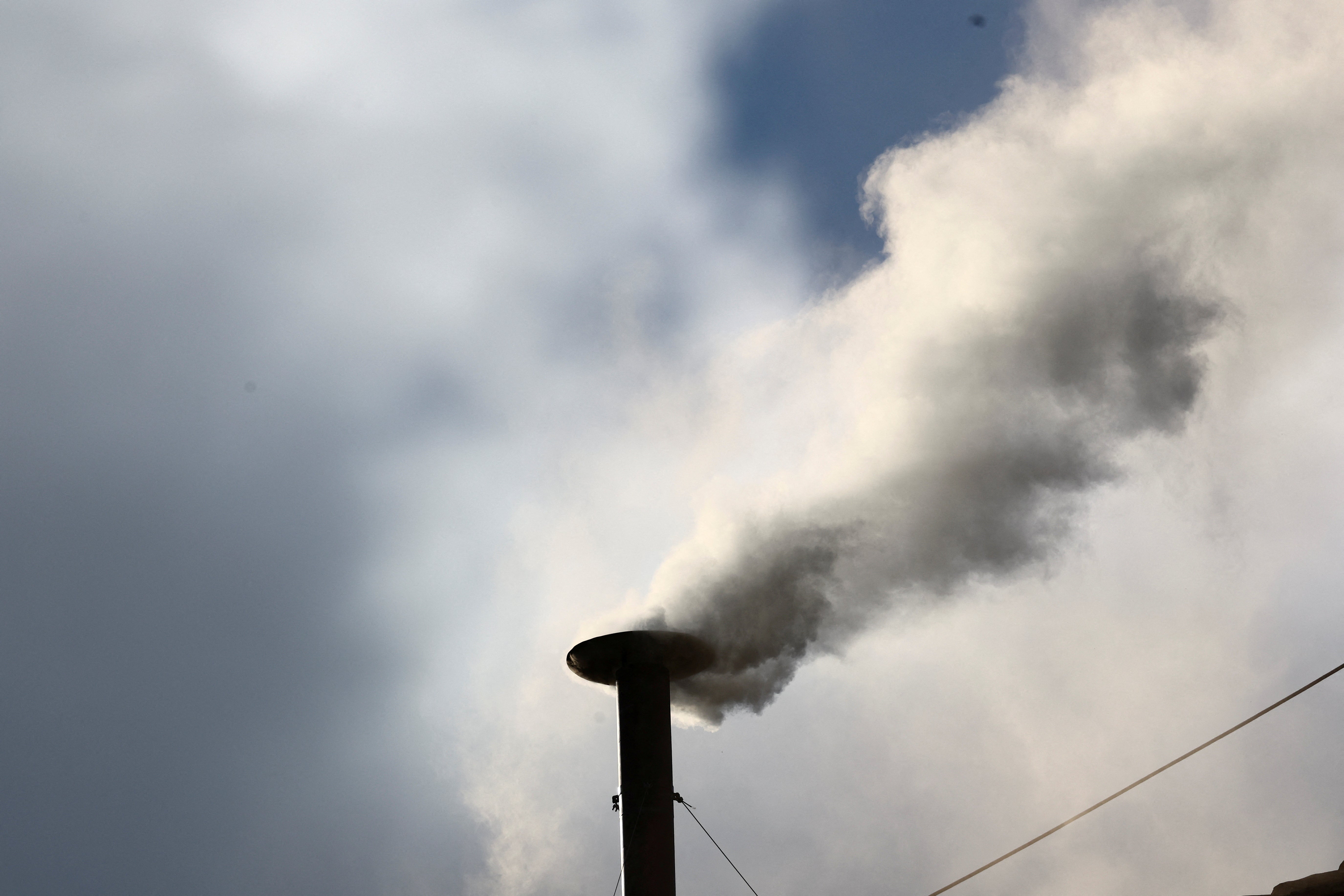 A las 18.07 ha comenzado a salir la fumata blanca que anunciaba que los cardenales habían llegado a un acuerdo sobre quién será el sucesor de Francisco.