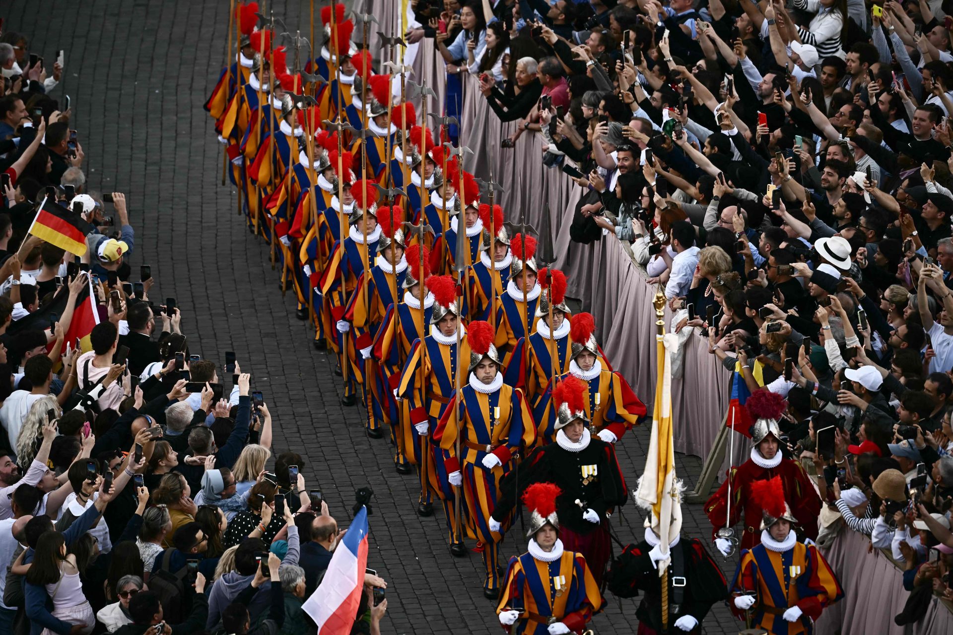 La Guardia Suiza toma posición en la Plaza de San Pedro.