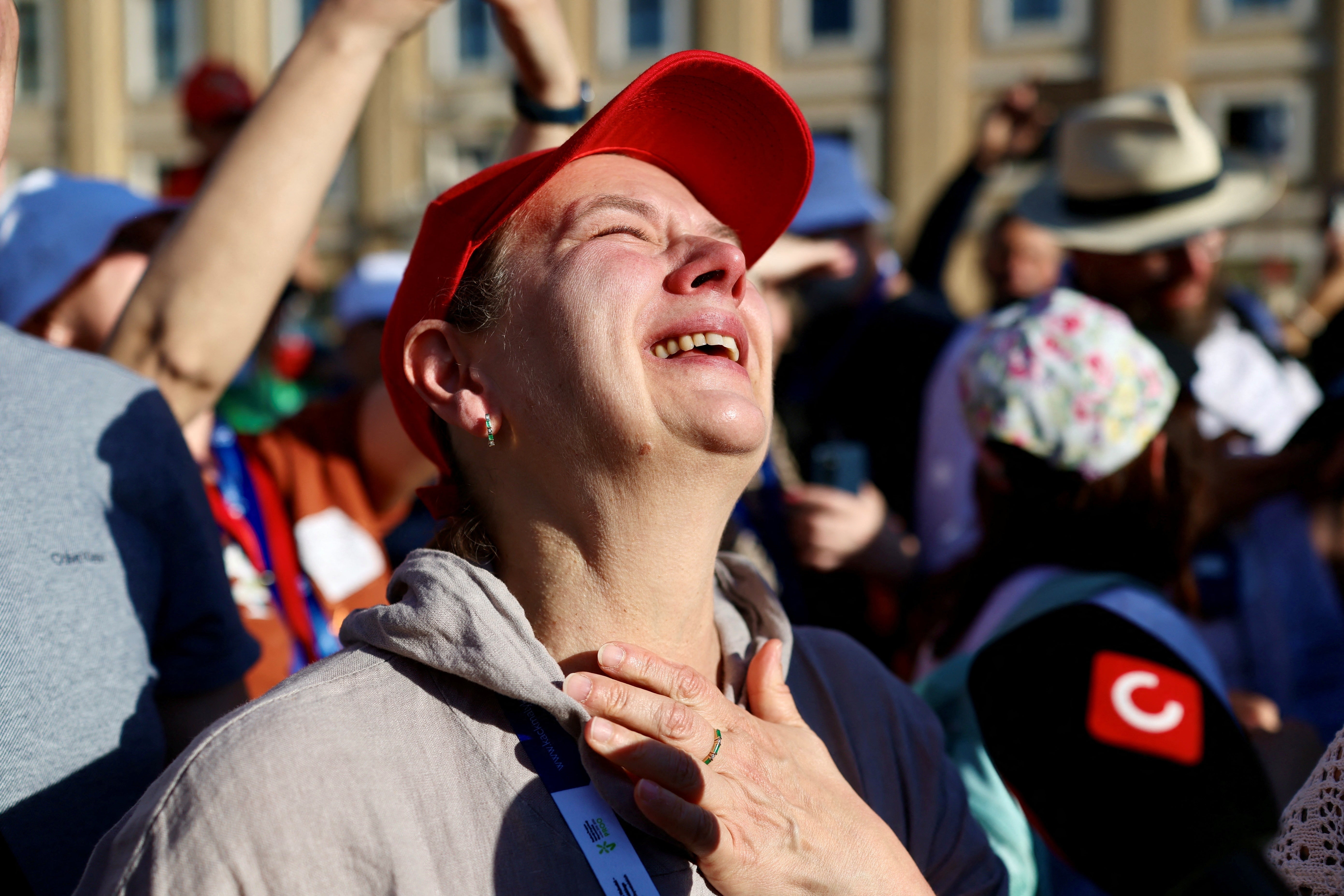 Una mujer, emocionada, recibe la llegada del nuevo Papa en El Vaticano.