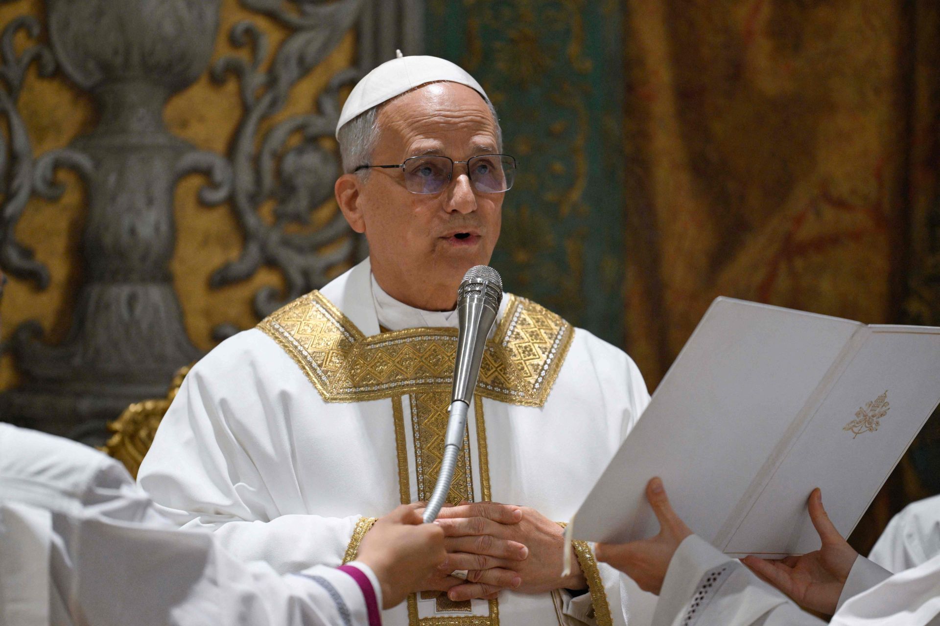 El Papa León XIV durante su primera misa en la Capilla Sixtina del Vaticano