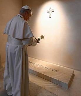 Imagen secundaria 2 - El Papa León XIV visita la tumba de Francisco tras rezar en el santuario de Genazzano