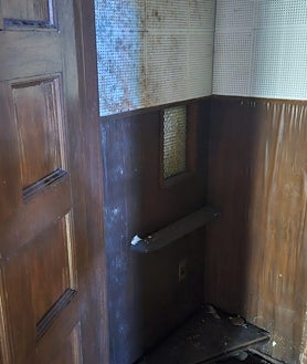 Imagen secundaria 2 - Arriba, la iglesia de Santa María de la Asunción, donde nació la vocación del nuevo Papa; debajo, a la izquierda, una vecina ante la casa de los Prevost, que el alcade quiere convertir ahora en un museo; a la derecha, los restos del primer confesionario que frecuentó siendo niño.