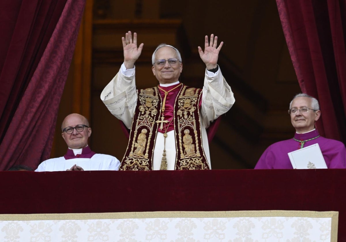 El Papa León XIV saludando a los fieles en el balcón de San Pedro, una hora después de ser elegido nuevo Pontífice