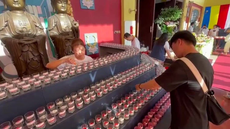 Devotos celebran en los templos en Indonesia el Día de Vesak, uno de los más sagrados para el budismo