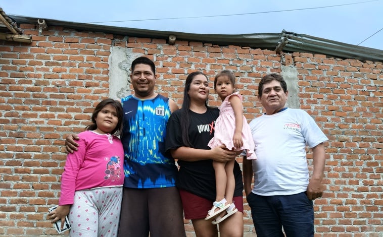 Imagen principal - Arriba, Mildred Camacho con su madiro, su padre y sus dos hijas, este domingo; debajo, su madre con el padre Roberto, repartiendo regalos por la celebración; a la derecha, su padre, en la Capilla del centro poblado rural de Cruz Pampa, una de las primeras en las que el hoy Papa ofició misas en Perú