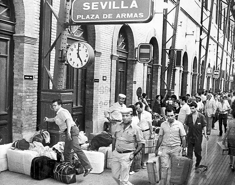 Viajeros en la estación de Plaza de Armas en los años sesenta del siglo XX, años del éxodo rural
