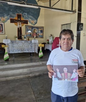 Imagen secundaria 2 - Arriba, Mildred Camacho con su madiro, su padre y sus dos hijas, este domingo; debajo, su madre con el padre Roberto, repartiendo regalos por la celebración; a la derecha, su padre, en la Capilla del centro poblado rural de Cruz Pampa, una de las primeras en las que el hoy Papa ofició misas en Perú