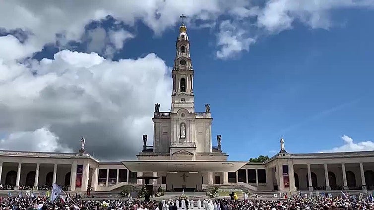 Más de 200.000 fieles católicos acuden al santuario de Fátima en Portugal para la peregrinación anual