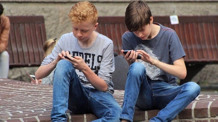 Francia propone una alianza con España para limitar las redes sociales a menores en toda Europa