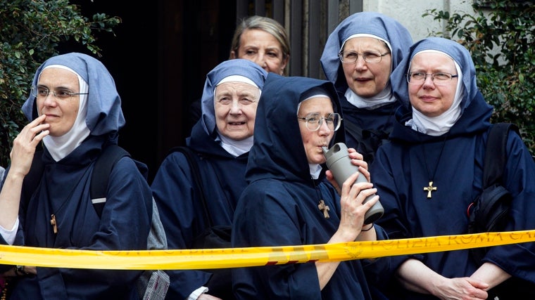 Un grupo de religiosas acudieron ayer a la antigua residencia del Pontífice