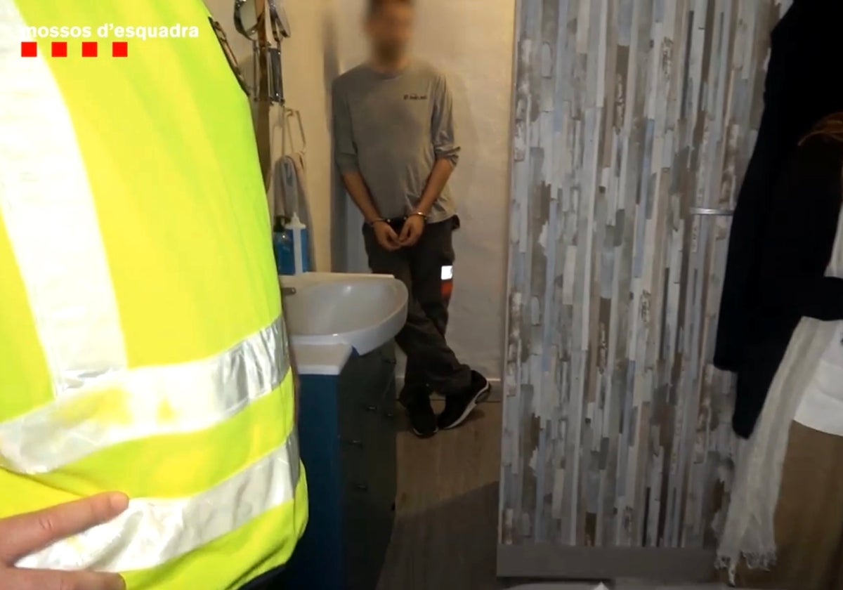 El cabecilla de la red de pederastia, durante el registro de su piso en Barcelona
