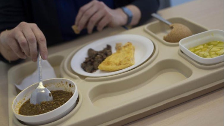 Consumo regulará la alimentación en hospitales y residencias para que sea saludable y nutritiva