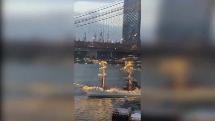 Buque escuela mexicano Cuauhtémoc sufre daños al chocar puente de Brooklyn en Nueva York