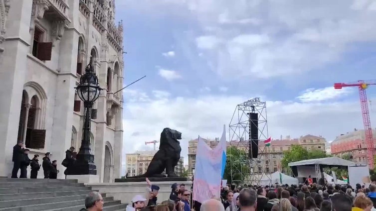 Miles protestan en Budapest contra polémica propuesta legal para sancionar ONGs y medios