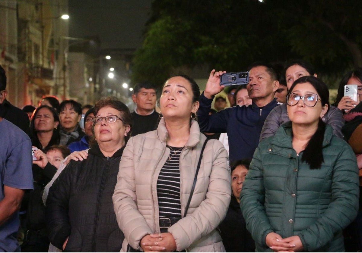 Centenares de locales siguieron la misa de inicio del pontificado de León XIV