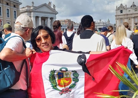Imagen secundaria 1 - En la foto superior Manuel sostiene una estampa de la patrona de Granada, la Virgen de las Angustias, al paso del Papa León XIV, Debajo, Manuela, con un lazo negro en la bandera peruana en apoyo a quienes protestan contra la presidenta Dina Boluarte para reclamar el derecho a voto. En la última foto, Miriam, su hija Micaela y su marido Antonio, volaron desde Lima a Madrid pero decidieron ampliar a Roma al conocer que el nuevo Papa era de nacionalidad peruana.