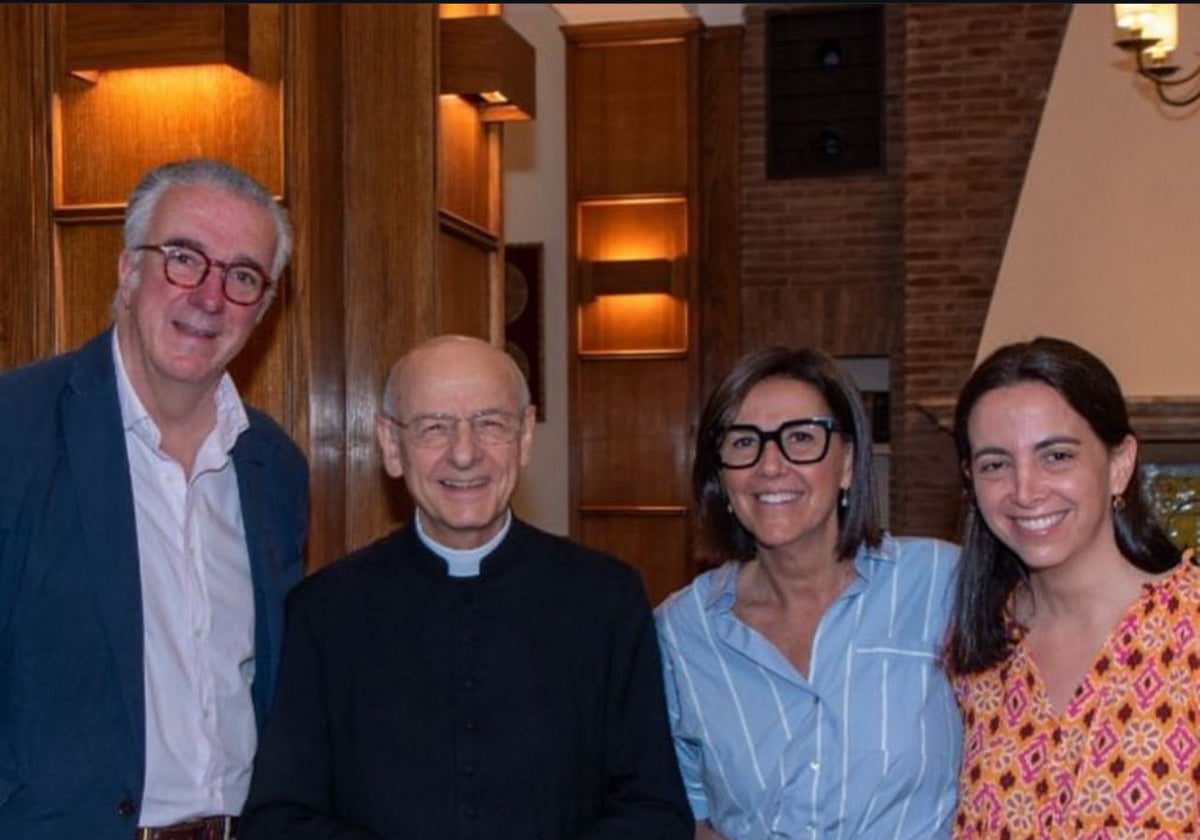 Mariola Borrell, a la derecha, junto a sus padres y el prelado del Opus Fernando Ocáriz