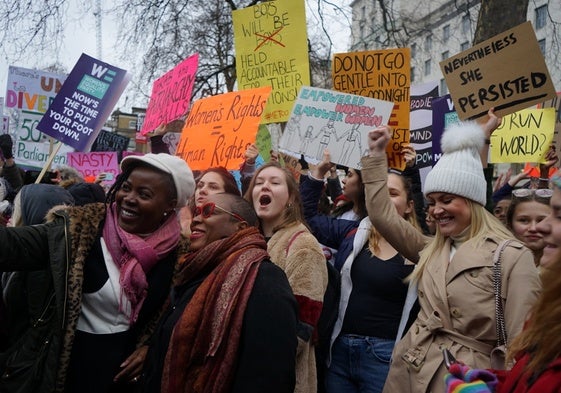 ¿Se radicalizan las jóvenes? La generación Z se parte en dos generaciones