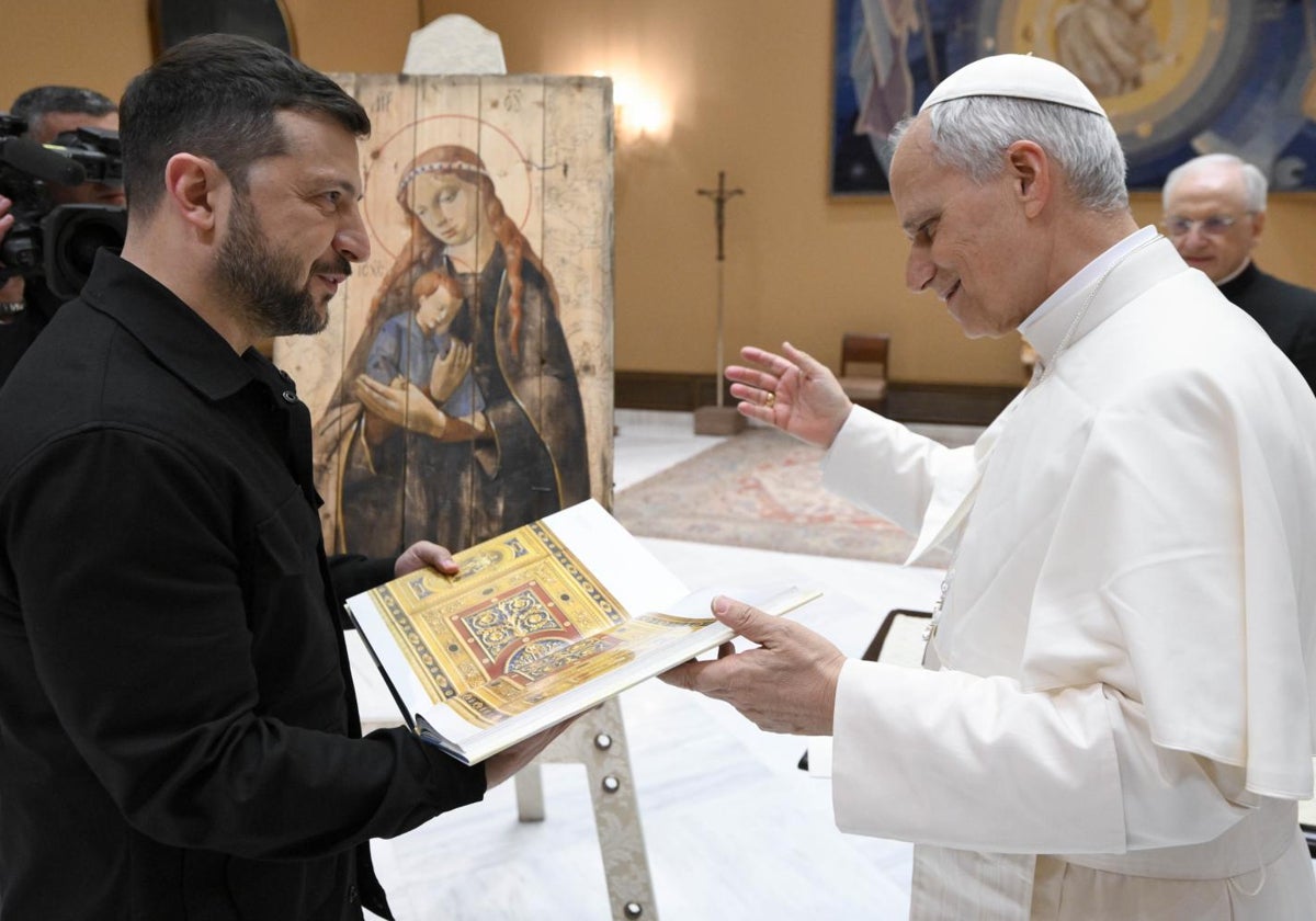 Zelenski y el Papa León XIV durante el encuentro que han mantenido esta mañana
