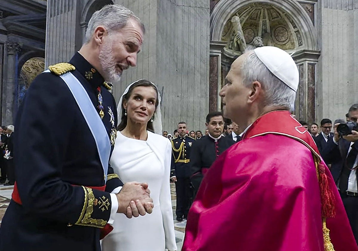 Los Reyes felicitan a León XIV por el inicio de su Pontificado y le invitan  a visitar «pronto» España