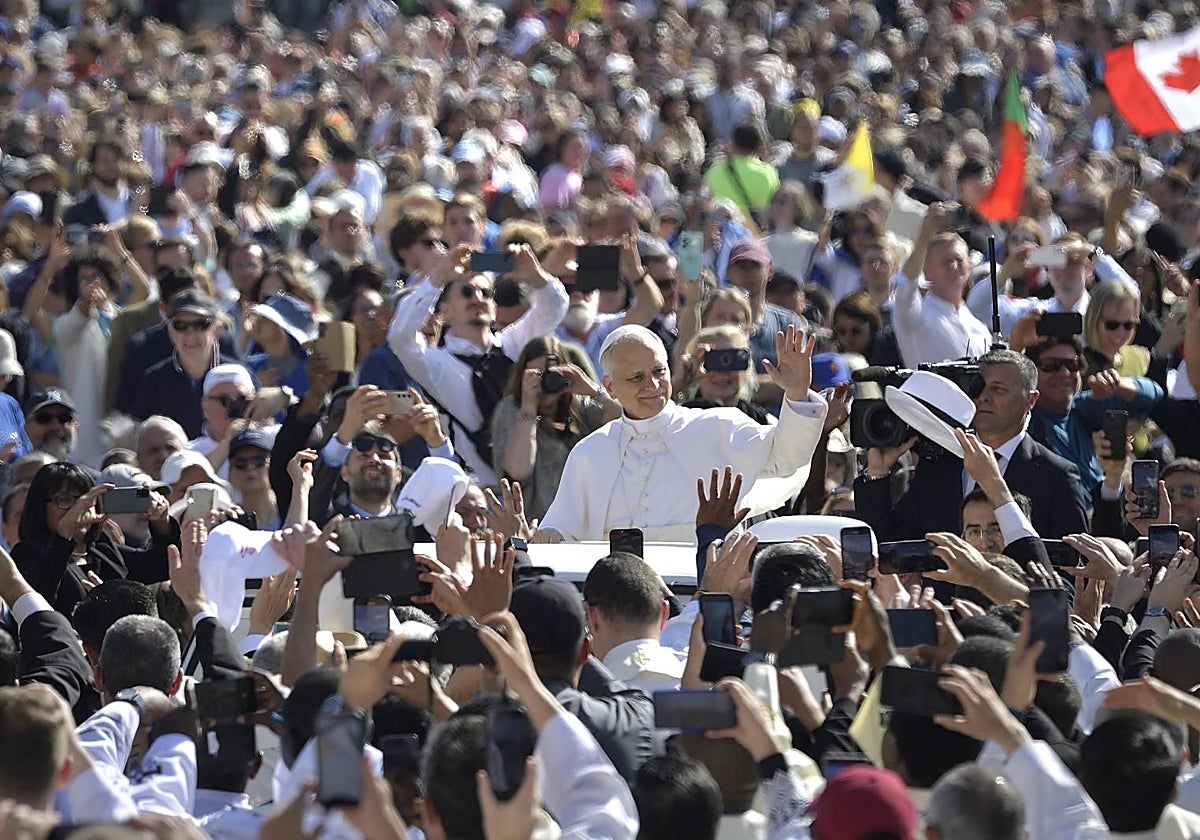El Papa saluda a los fieles desde el papamóvil antes de la misa de inicio de pontificado