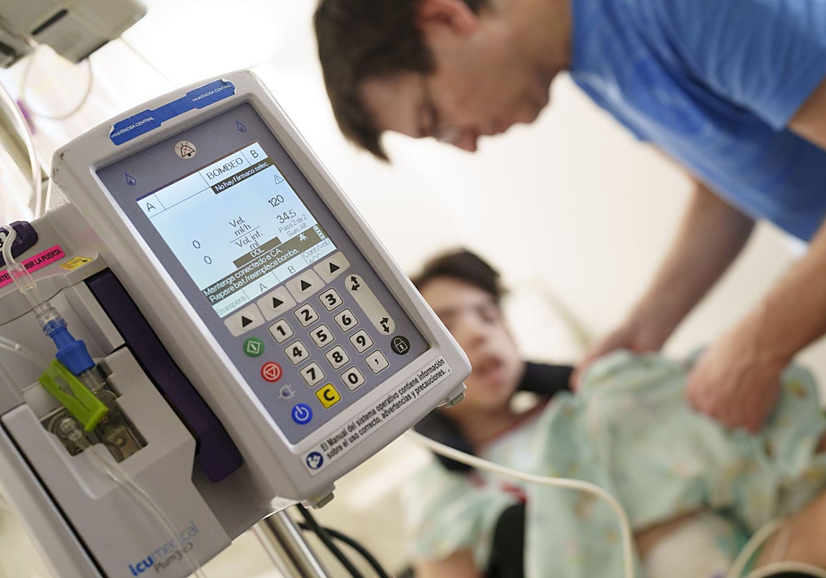 Un paciente conectado a un dispositivo