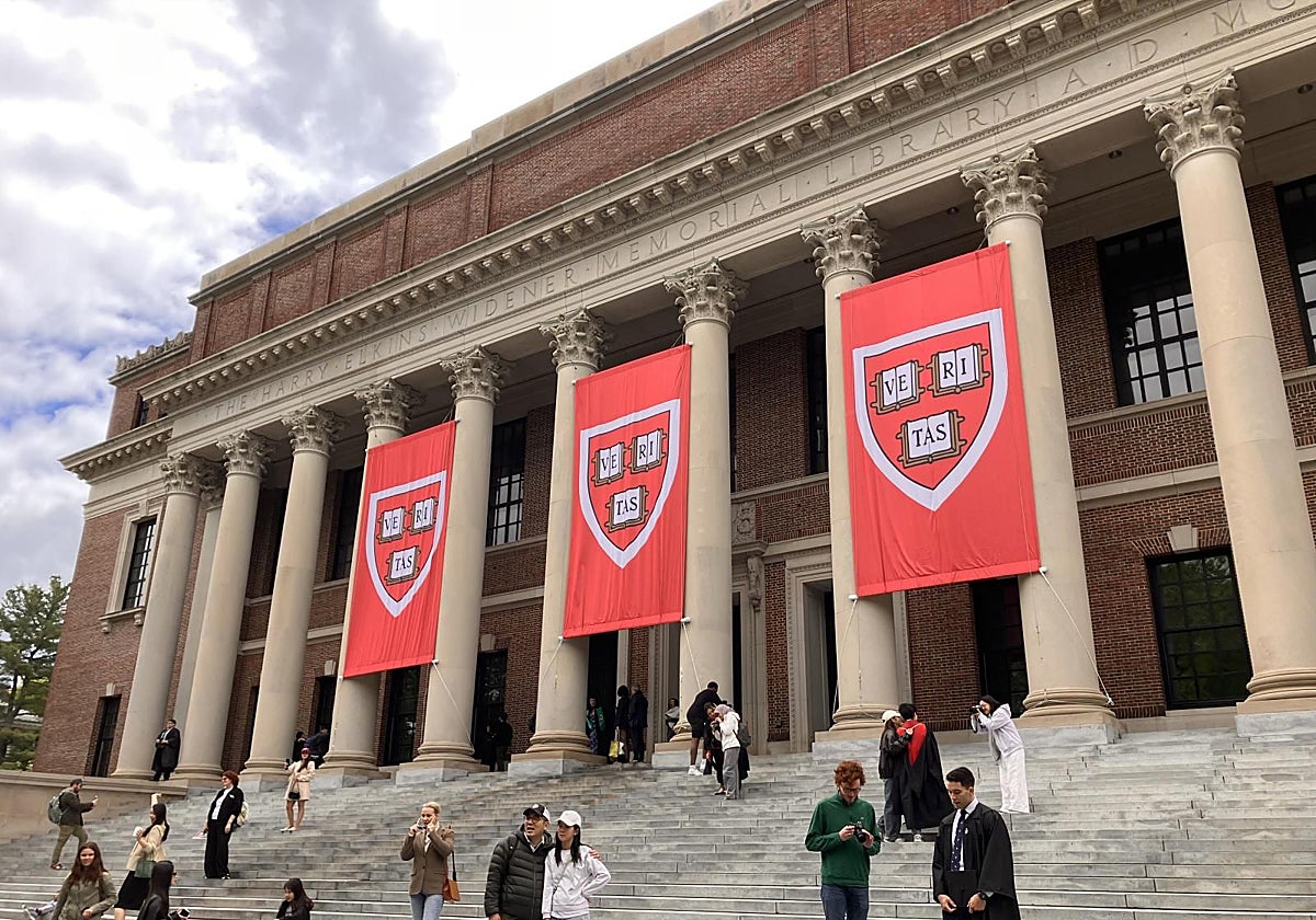 Varias personas caminan frente a la biblioteca de la Universidad de Harvard este lunes, en Boston