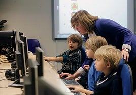 Estonia, la estrella educativa que va a contracorriente: Europa prohíbe los móviles en las aulas y allí abrazan la IA