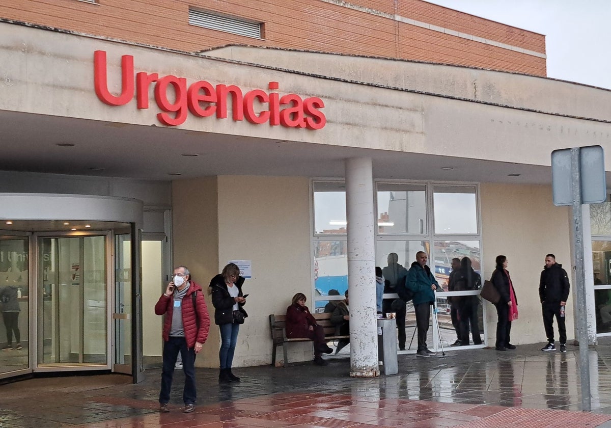 Pacientes esperan en el servicio de urgencias de un hospital