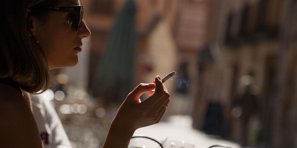 Francia amplía la prohibición de fumar en lugares al aire libre: «Donde hay niños, el tabaco debe desaparecer»